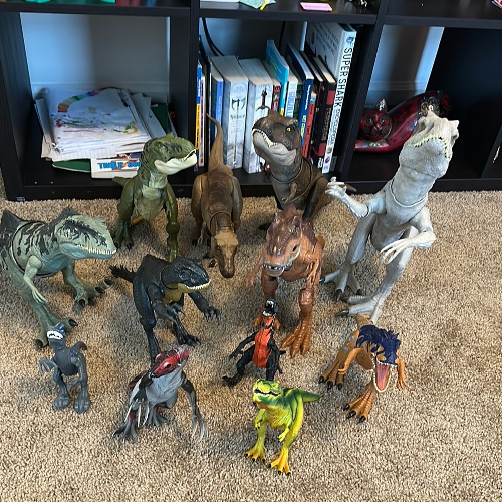 SOLD —-Dinosaur Action Figure Set